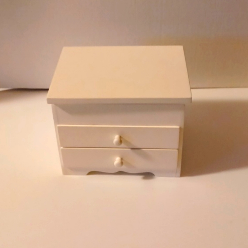 WHITE WOODEN MUSIC BOX WITH SPINNING BALLERINA